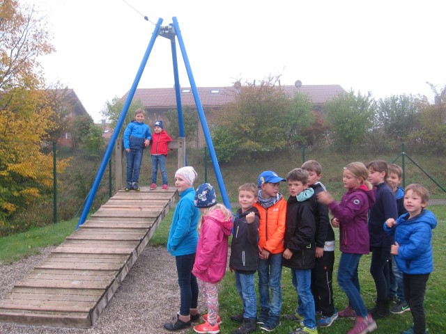 Grossansicht in neuem Fenster: Auf den Spielplatz mit der Patenklasse 10 / 2018 (3)